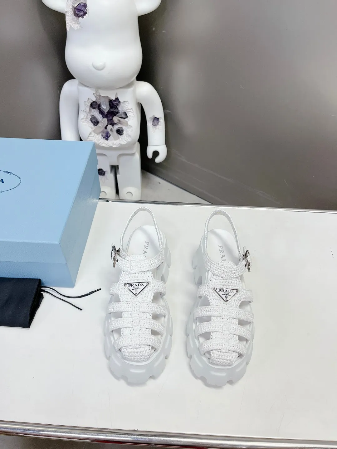 👟👟Ex-factory price 640👟👟 Straw 2023 exclusive version super hot🎊🎊🎊hot prada Prada cage shoes sawtooth Roman braided thick-soled rubber sandals retro fashionable and avant-garde gear teeth 55mm Thick-soled soles, the upper perfectly restores the original craftsmanship, and is made of purely hand-woven uppers. The cost is extremely high, making the whole pair of shoes light and comfortable, full of holiday feel, and bright colors 💐💐💐💐 to satisfy a variety of choices for fashionable people with different styles! The iconic metal triangle logo is paired with the shape of ancient beach sandals. Every design element is fashionable! Code number 35-40